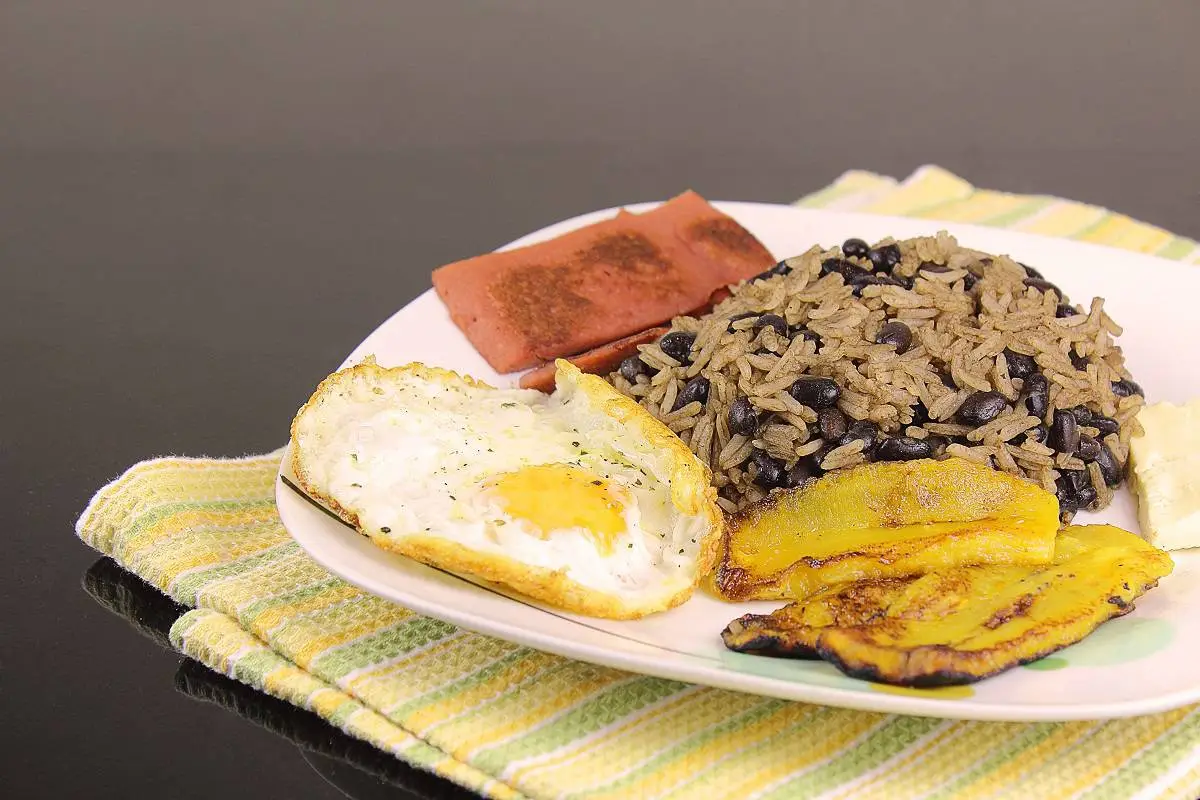 Gallo Pinto: Receta Auténtica de Costa Rica y Nicaragua Paso a Paso