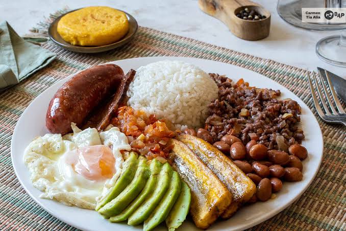 Bandeja Paisa: Receta Completa y Auténtica de Antioquia