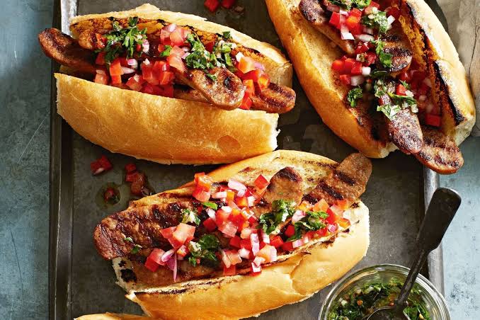 Choripán Argentino: Receta Tradicional y el Secreto del Chimichurri