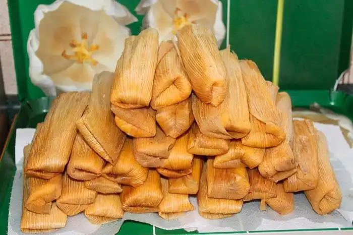 Tamales Mexicanos: Receta Tradicional Paso a Paso (Rojos y Verdes)